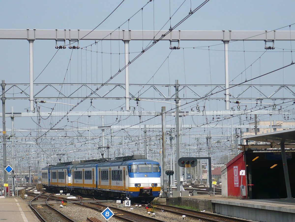 Unit 2137 and 2984 track 12 Utrecht centraal station 24-04-2015.