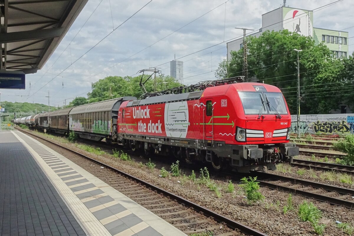 Unlock the Dock -and far away from any sea demands 193 342 whilst passing through Köln West on 19 may 2022.