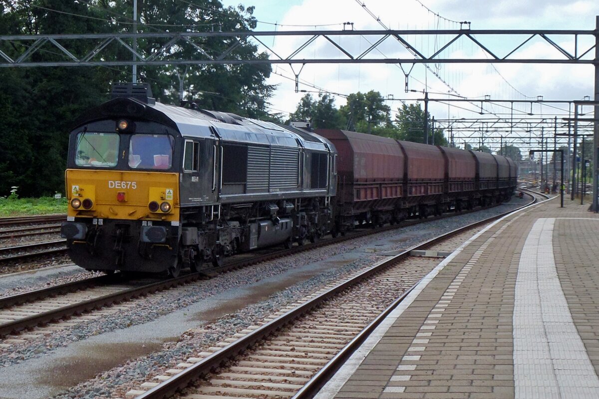 Untill October 2016 HGK/Rheincargo hauled many a coal train to Rotterdam and Amsterdam. One of these trains usedd CR coal wagons and is seen here at Dordrecht on 16 July 2016 in the evening, being hauled by HGK/RheinCargo DE 675.