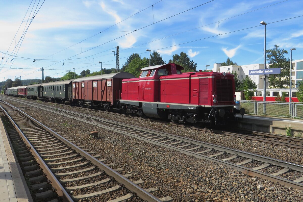 V 100 1019 of the UEF banks a special train out of Amstetten (W) on 9 July 2022.