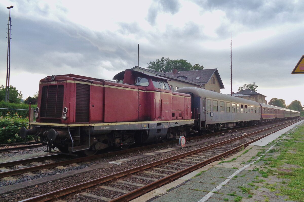 V 100 1365 stands at Neuenmarkt-Wirsberg on 19 May 2018.