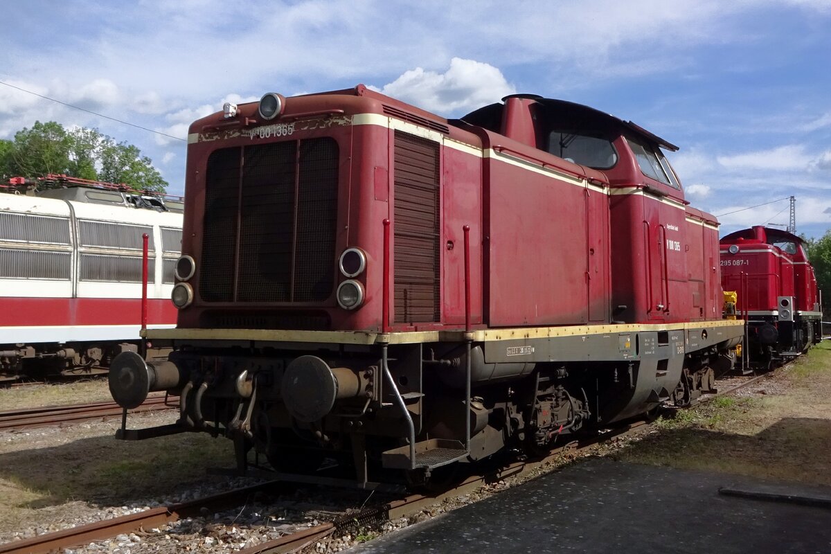 V 100 1365 stands at Nördlingen on 1 June 2019.