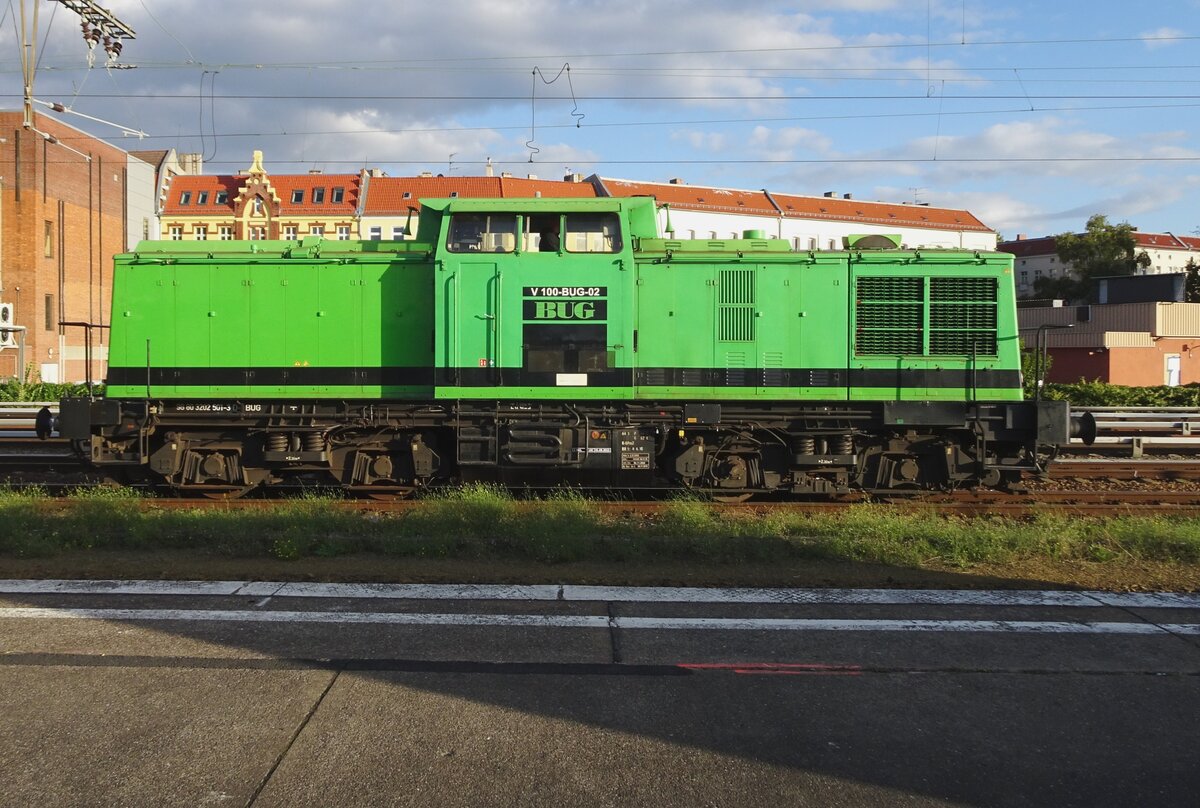 V 100-BUG-02 takes a break at Berlin-Lichtenberg on 18 September 2022.