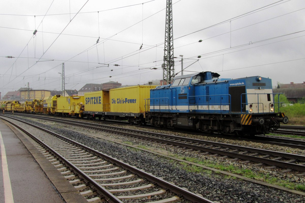 V 100-SP-007 waits a moment at Minden (Westfalen) with an engineering train on 28 December 2016.