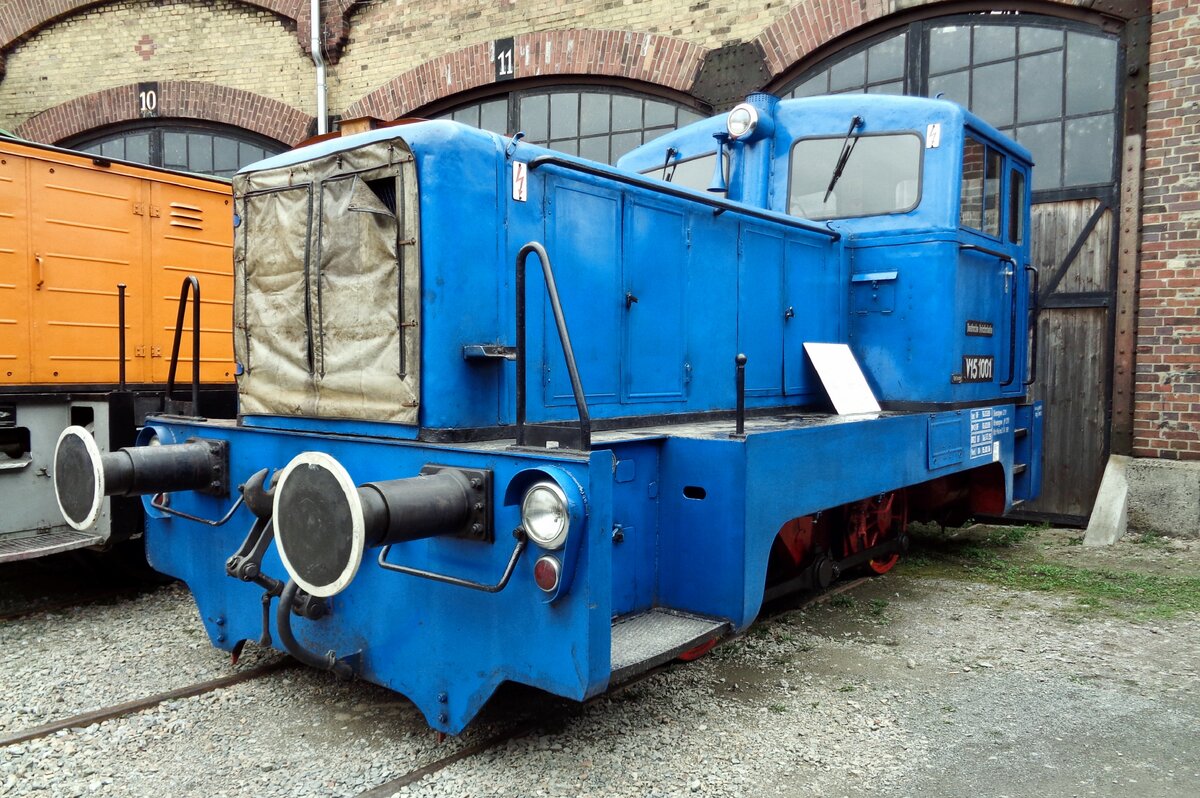 V15 1001 stands at Dresden-Altstadt on 7 April 2017.