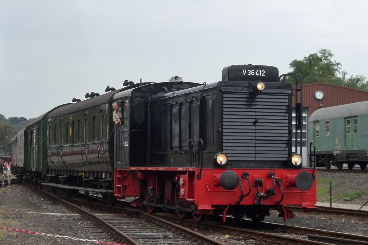 V36 412 hauls a shuttle train into the DGEG Museums area of Bochum-Dahlhausen from the S-Bahn station of Bochum-Dahlhausen on 17 September 2016.