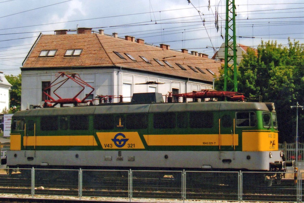 V43 321 runs round at Györ on 22 May 2009.