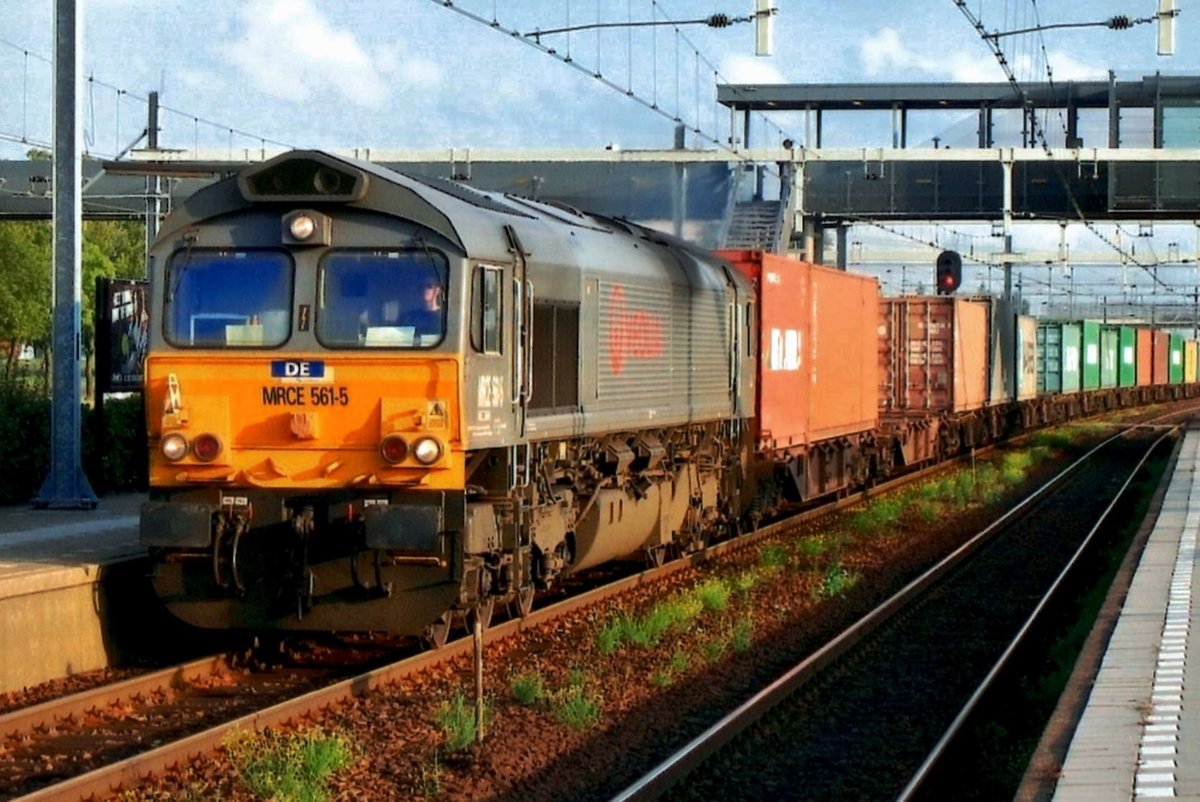 Veolia 561-5 hauls a container train through Lage Zwaluwe on 26 June 2012.