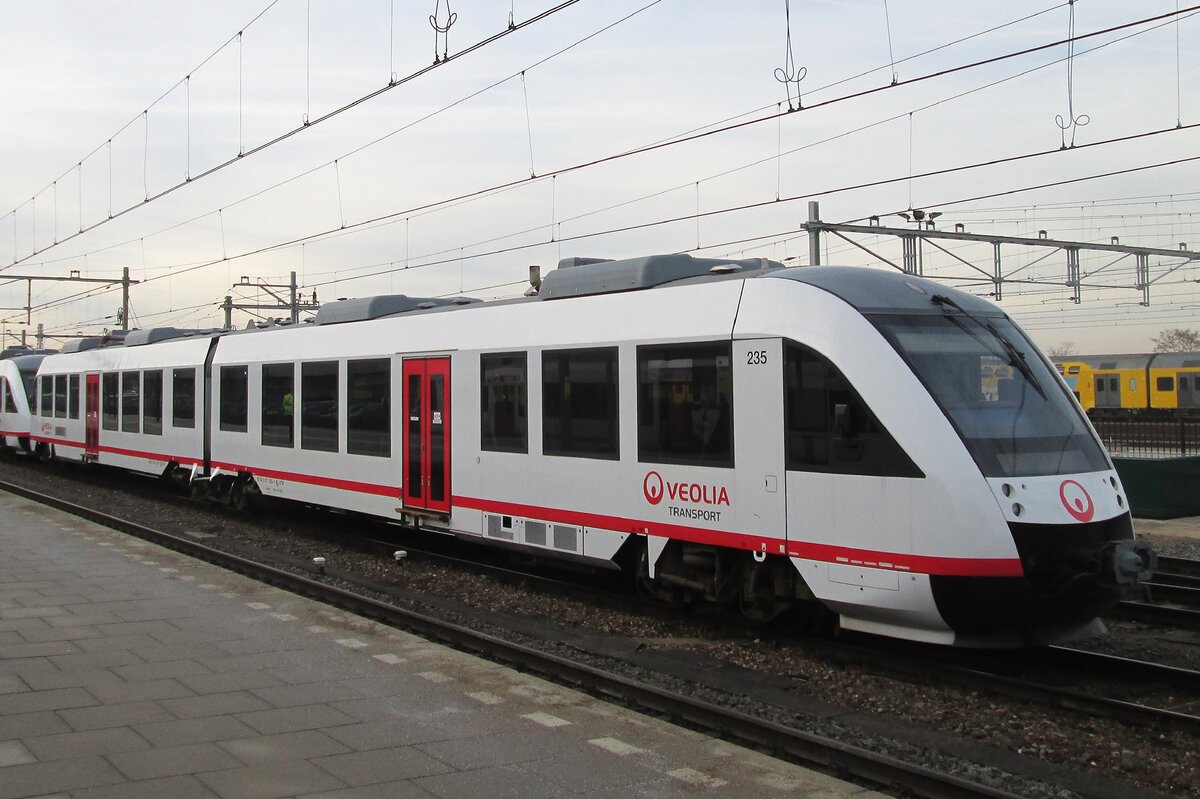 Veolia Transport 235 enters Nijmegen on 6 January 2015.