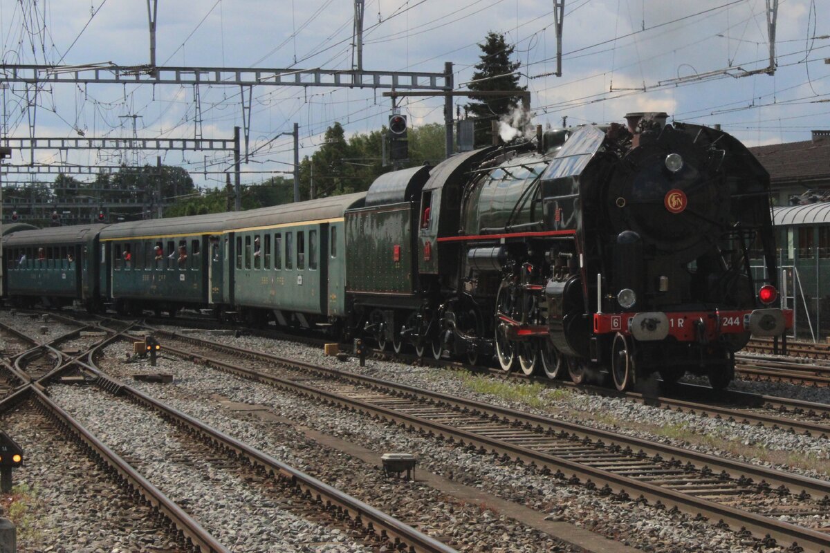 Verein Mikado 124 ex-SNCF 141R-1244 banks an extra train to Brugg AG out of Oberburg on 17 May 2025.
