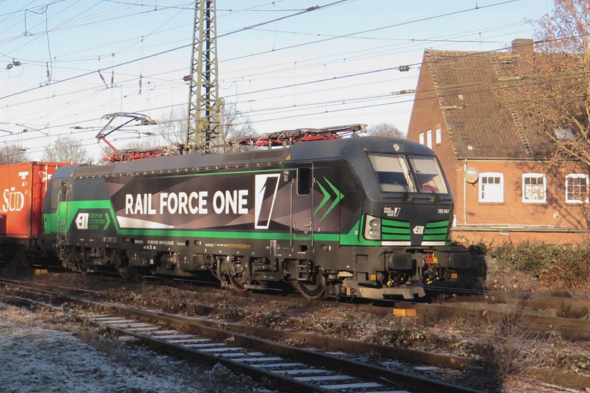 Very tricky lighting circumstances at Emmerich on 14 December 2022 with RFO's newby 193 947 passing through. 