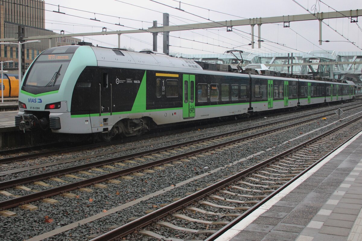 VIAS ET25-2304 quits Arnhem on a rainy 19 November 2025 with an RE to Emmerich.
