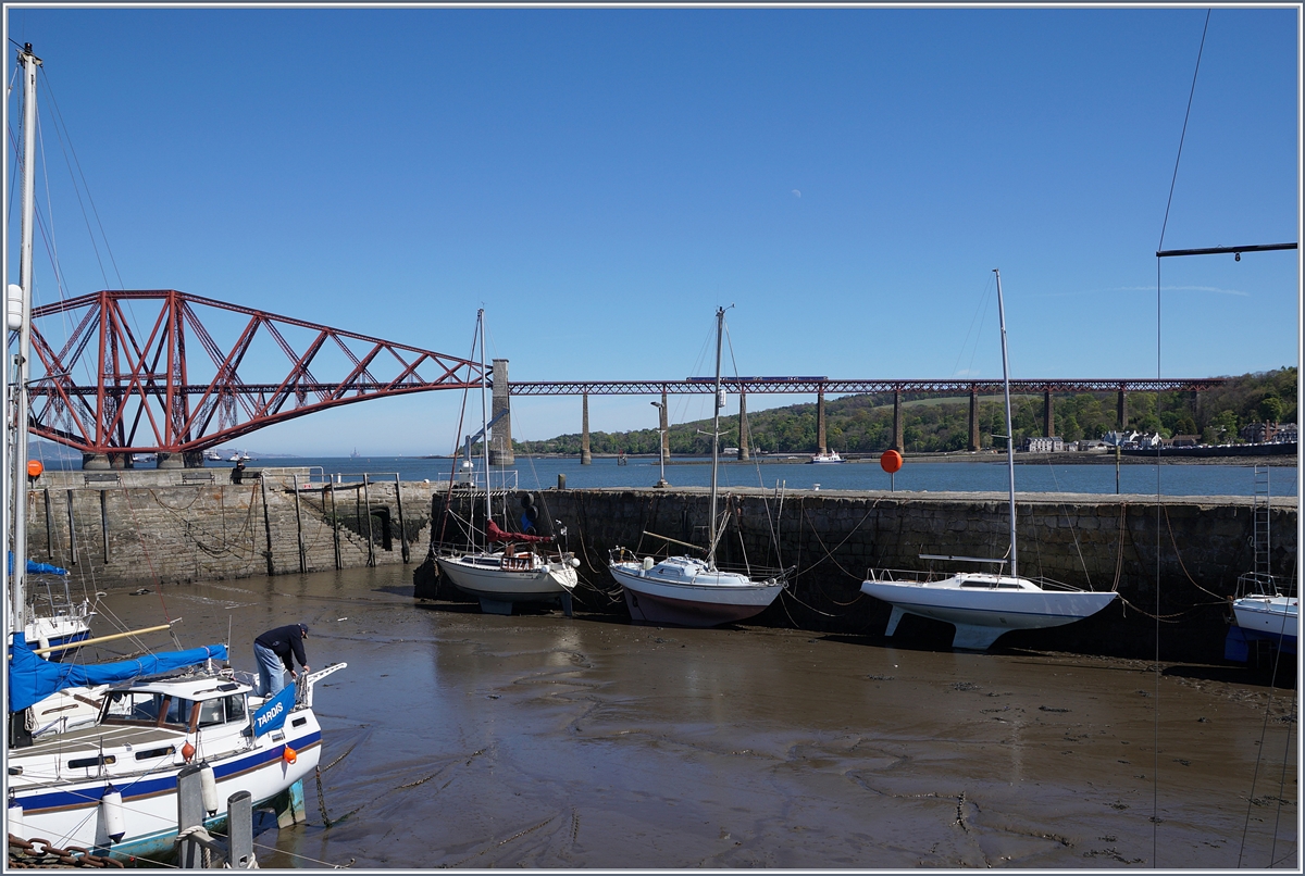 View from the Port of Dalmeny / Queensferry South on two Scotrail Class 158 on the Forth Bridge.
03.05.2017