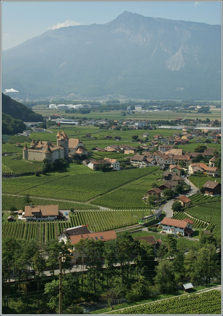 View on the Castle of Aigle an a small ASD Train on the way to Les Diablerets. 
22.08.2013