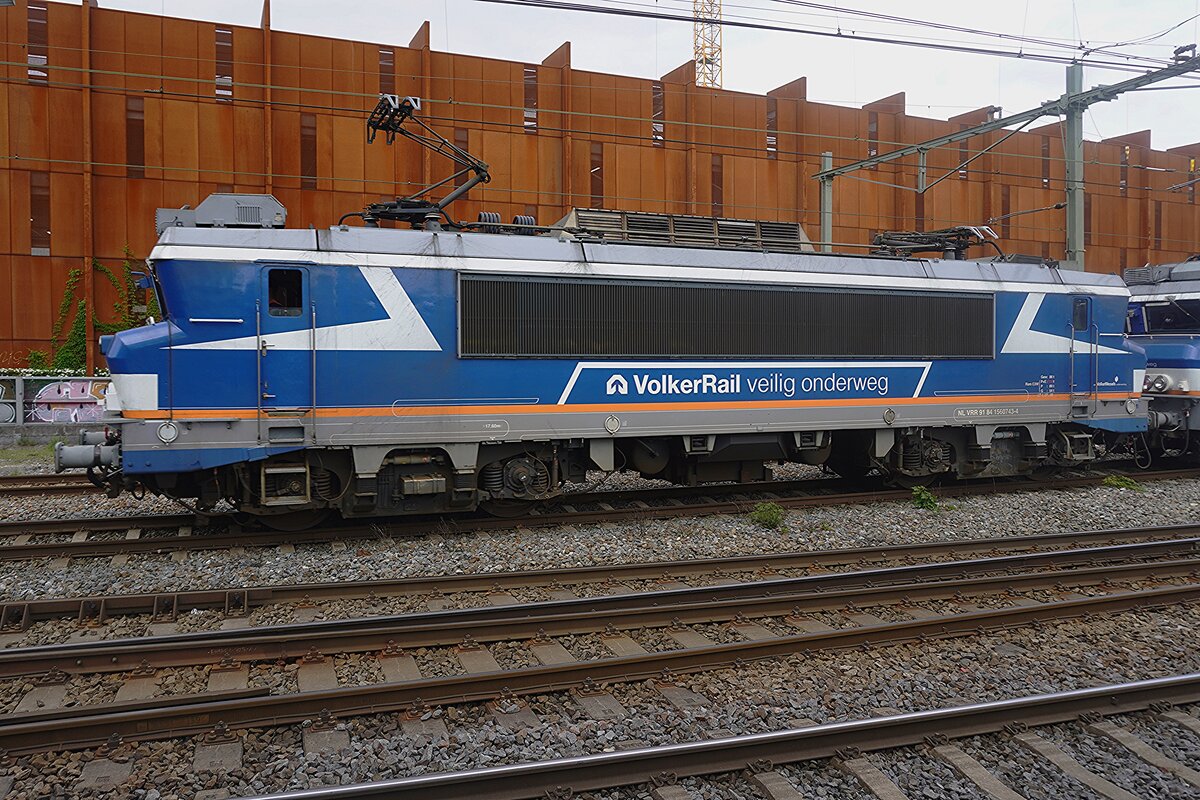 Volker Rail 7143 is seen at Tilburg on a grey 8 May 2026. This loco used to be NS Reizigers 1743 and received a new colour scheme, based on the standard Volker Rail livery with a wink to SNCF Class 72000 Diesels! 