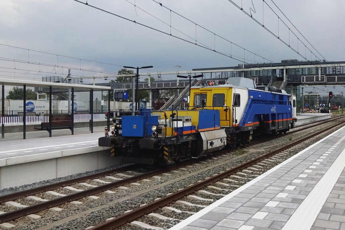 Volker Rail 946 0691 Sherloc scrutinizes the track at Lage Zwaluwe on 4 August 2021.