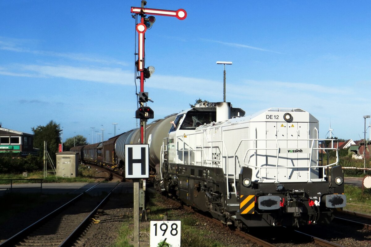 Vossloh 4125 007 shunts at Niebüll on 16 September 2020.