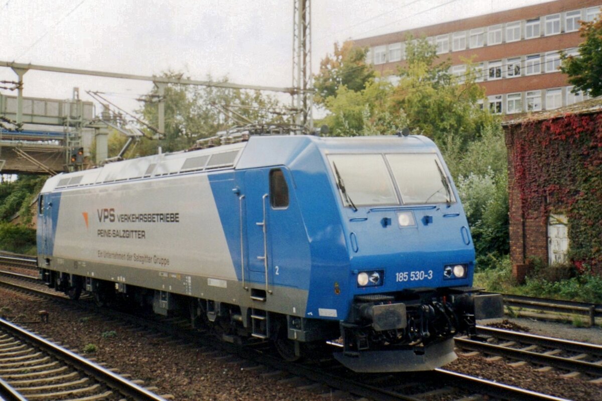 VPS 185 530 runs light through Hamburg-Harburg on 21 May 2004.