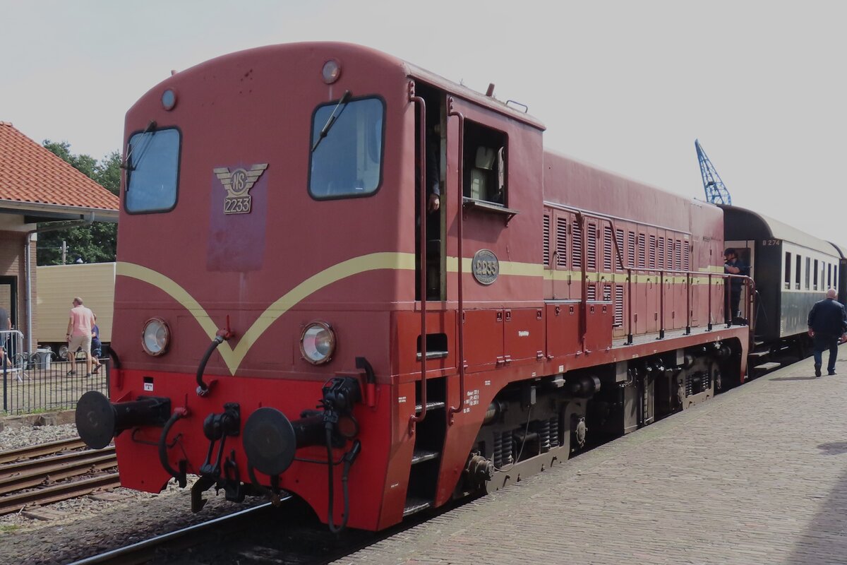 VSM 2233 stands with a shuttle train at beekbergen on 3 September 2023 during the  Terug naar Toen  (Back to Beyond) steam bonanza.