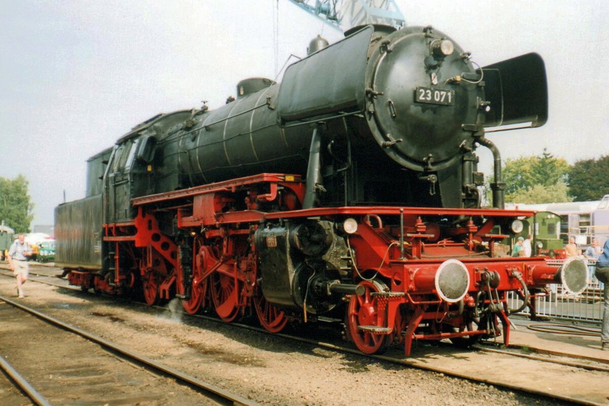 VSM 23 071 gets fresh coal at Beekbergen on 5 September 2001.