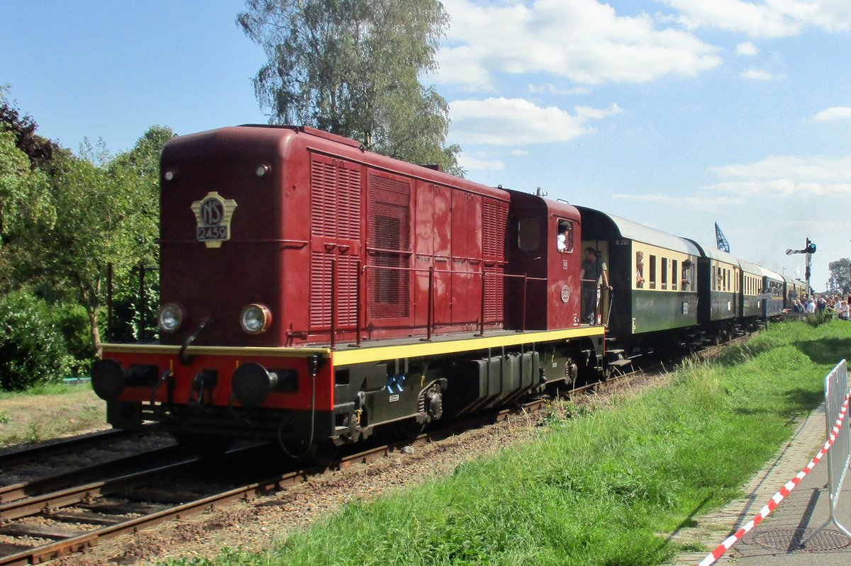 VSM 2459 hauls a shuttle train, existing of former Austrian coaches, out of Beekbergen toward Apeldoorn on 2 September 2018.