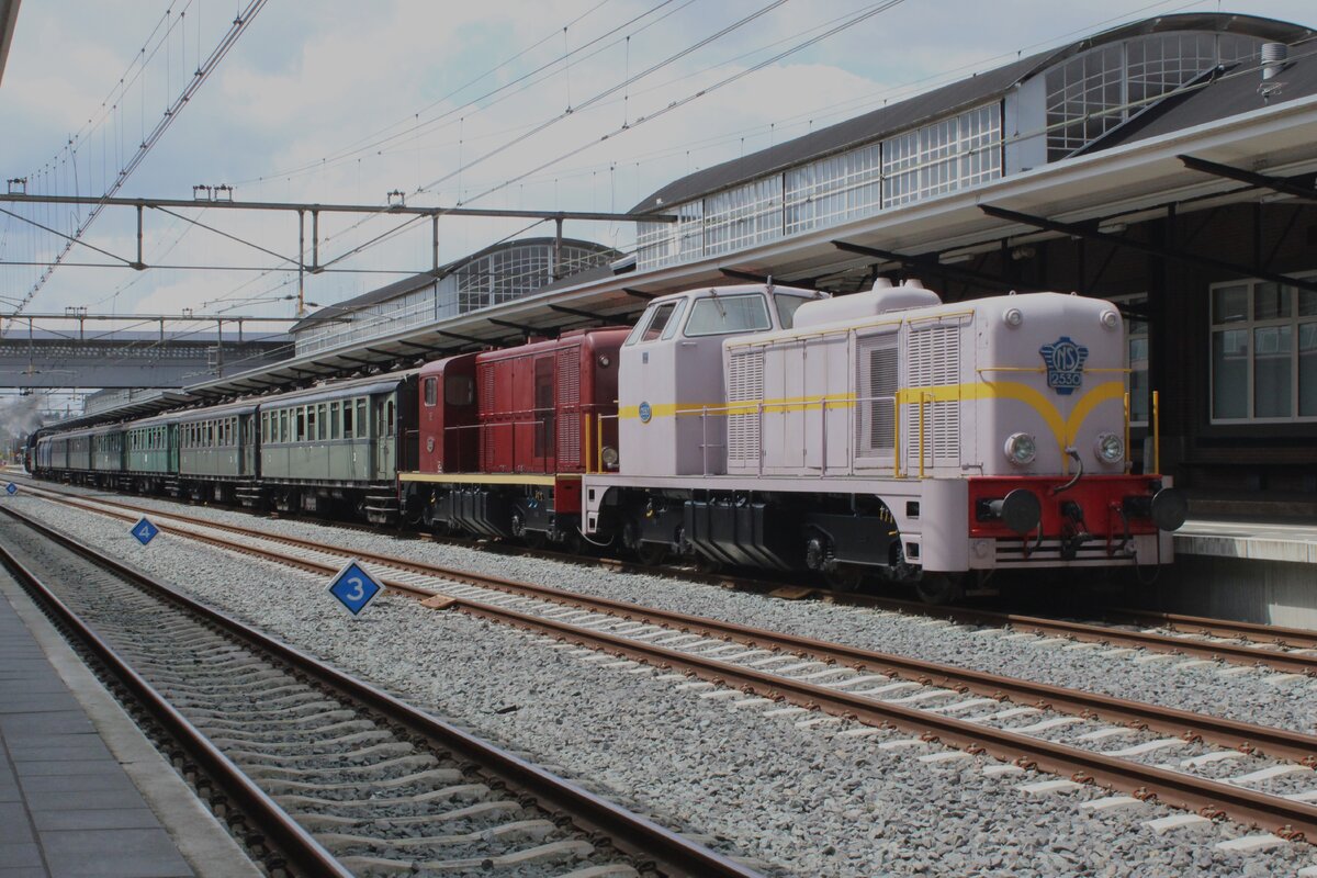 VSM 2530 Bisschop (Bishop, due to the purple-pink colour) arrives at Amersfoort with an extra train on 8 June 2024.