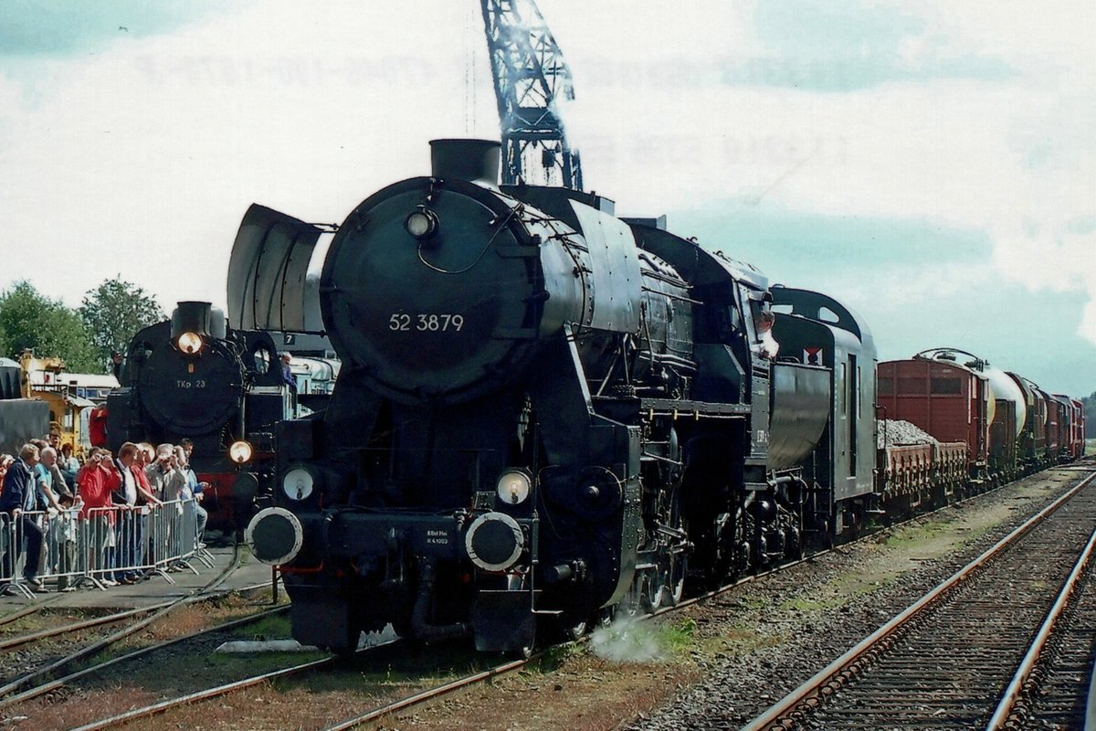 VSM 52 3879 hauls a photo freight out of Beekbergen on 4 September 2007.