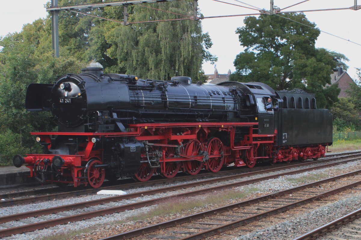 VSM newby 41 241 runs round at Dieren on 3 September to haul one coach back to Beekbergen. THis engine was in the posession of Dampflok-Tradition Oberhausen. Due to lack of room, the Oberhauseners decided to store 41 241 at the SSN in Rotterdam Noord Goederen. The SSN however, has no line of her own and a constant feature of her history is the Sword of Damocles in the guise of expansion plans for domestic environments, forcing the SSN to relocate a few times lock, stock and barrel. In 2015 VSM bought 41 241 from the Germans and started to restore her directly in operational condition. With succes: shortly before the September festival Terug naar Toen the loco had concluded test rides. 