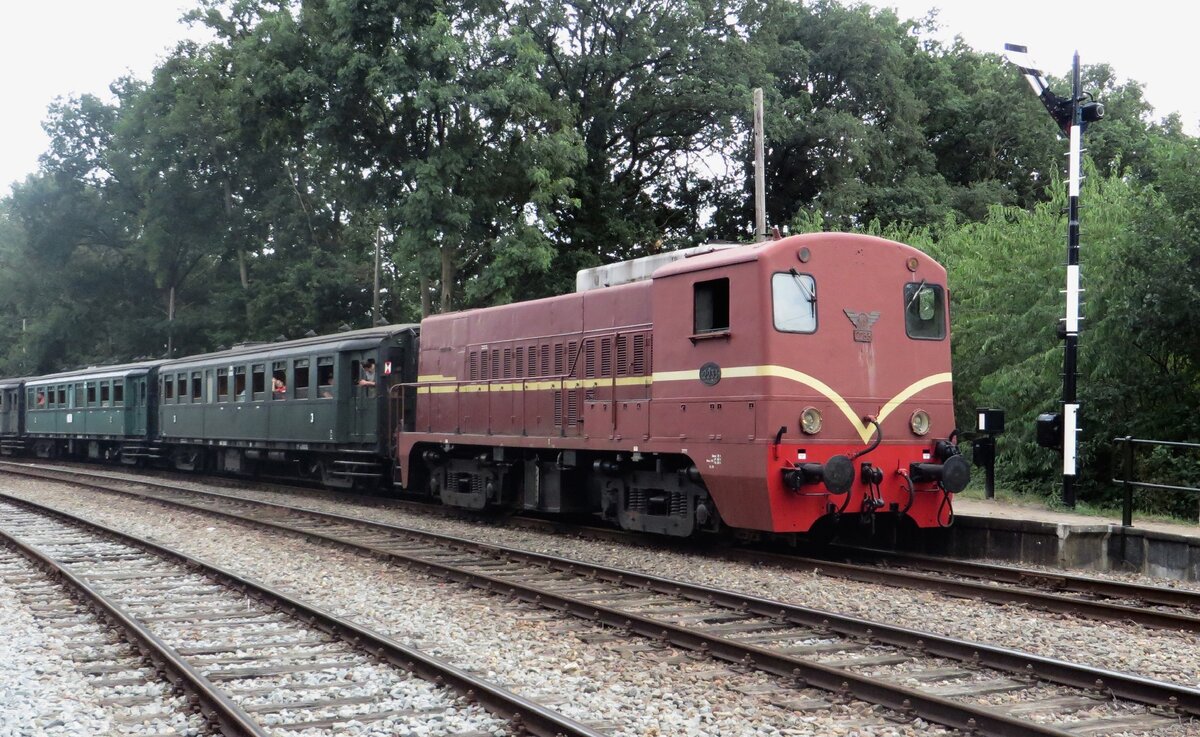 VSM's 2233 stands ready for departure to Beekbergen with an old train at Loenen on 4 September 2022. 