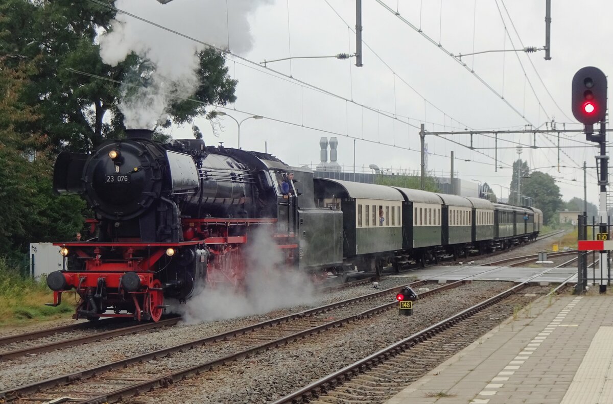 VSM's 23 076 enters Dieren on 29 August 2021 with the Sunday train Beekbergen-Dieren-Beekbergen. Due to COVID_19 restrictions, only on Sunday this train runs, reservations are to be made in advance and the passengers are now allowed to detrain at Dieren. 