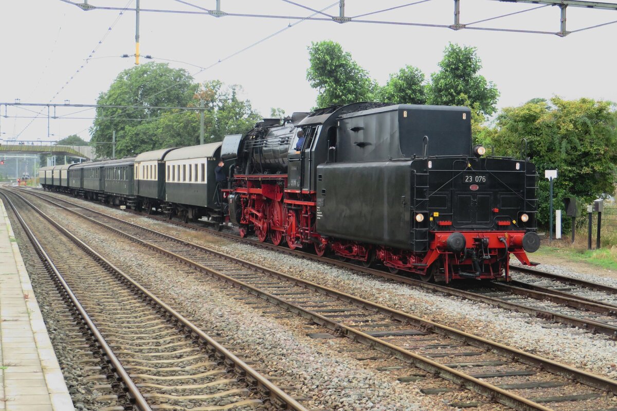 VSM's 23 076 enters Dieren on 29 August 2021 with the Sunday train Beekbergen-Dieren-Beekbergen. Due to COVID_19 restrictions, only on Sunday this train runs, reservations are to be made in advance and the passengers are now allowed to detrain at Dieren.  After having run round, 23 076 is ready for the back leap to Beekbergen.