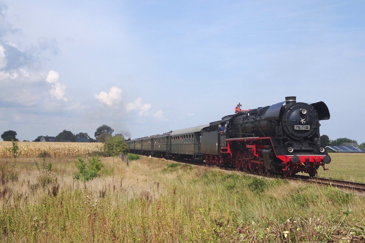 VSM's 44 1593 hauls a steam shuttle near Lieren on 4 September 2022.