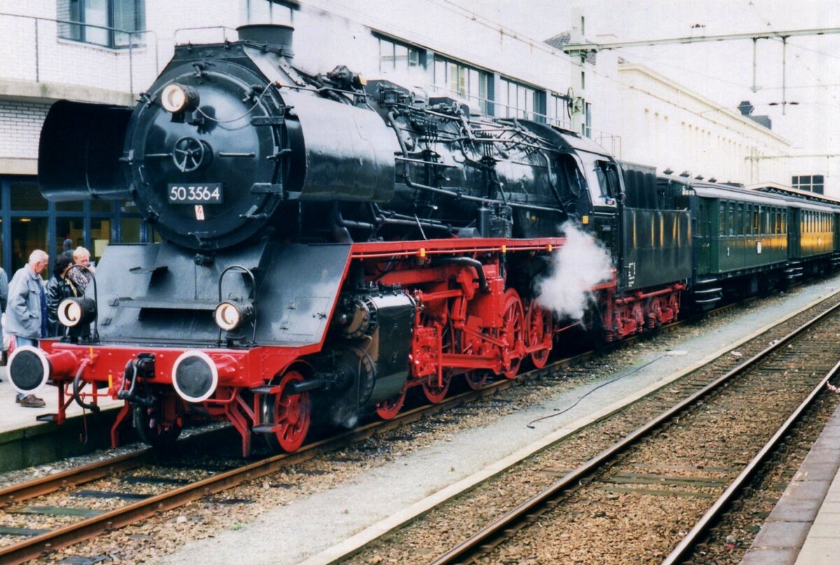 VSM's 50 3564 stands at Alkmaar on 25 November 1999 with an extra train. 