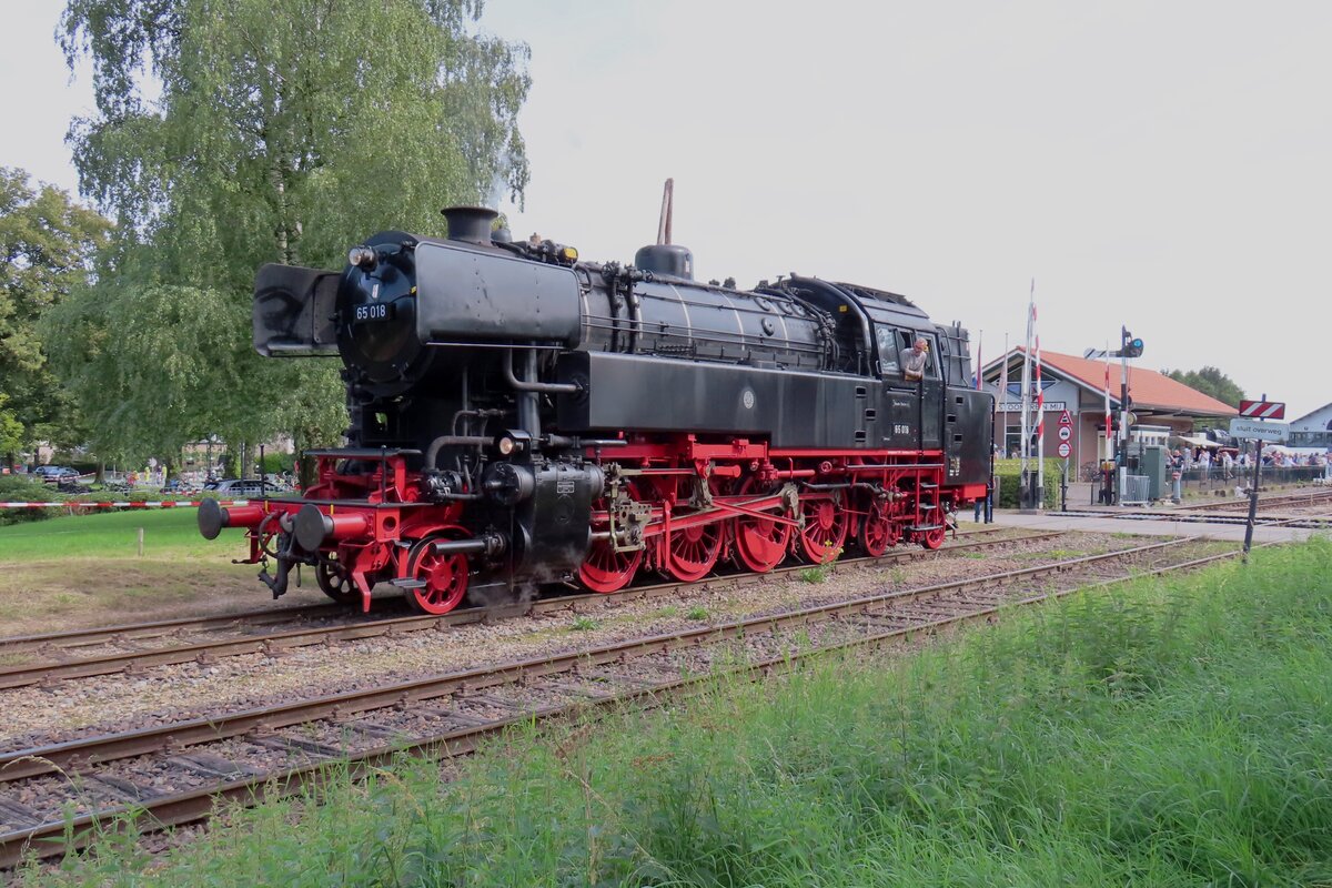 VSM's 65 018 awaits on 3 September 2023 her steam shuttle train at Beekbergen. 