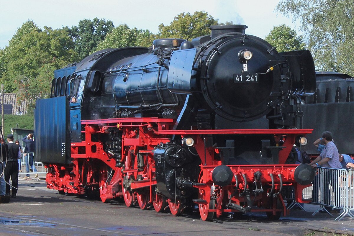 VSM's newby 41 241 receives attention at the VSM works in Beekbergen on 3 September 2023 during the Terug naar Toen steam train festival. THis engine was in the posession of Dampflok-Tradition Oberhausen. Due to lack of room, the Oberhauseners decided to store 41 241 at the SSN in Rotterdam Noord Goederen. The SSN however, has no line of her own and a constant feature of her history is the Sword of Damocles in the guise of expansion plans for domestic environments, forcing the SSN to relocate a few times lock, stock and barrel. In 2015 VSM bought 41 241 from the Germans and started to restore her directly in operational condition. With succes: shortly before the September festival Terug naar Toen the loco had concluded test rides. 