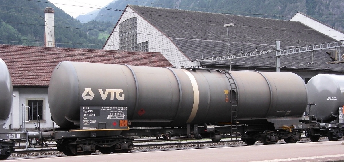 VTG Tank Wagon in a unit train made of A-VTG / CH-Mitrag / CH-Wascosa Funnel Flow Tank Wagons, on 17th August 2010 in station Erstfeld (CH). There was also a 2-axle tank wagon http://www.rail-pictures.com/bild/Switzerland~Wagons~Goods+wagons/31375/2-axle-tank-wagon-in-a-unit.html in this unit train 