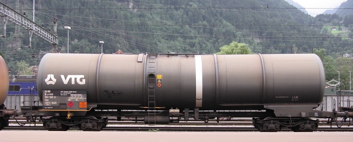 VTG Tank Wagon in a unit train made of A-VTG / CH-Mitrag / CH-Wascosa Funnel Flow Tank Wagons, on 17th August 2010 in station Erstfeld (CH). There was also a 2-axle tank wagon http://www.rail-pictures.com/bild/Switzerland~Wagons~Goods+wagons/31375/2-axle-tank-wagon-in-a-unit.html in this unit train
