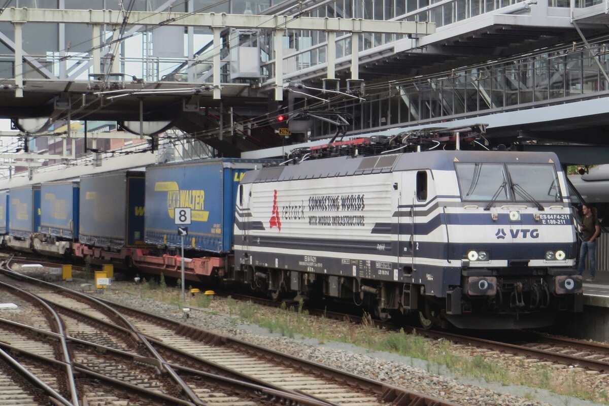 VTG/ReTrack189 211 hauls an intermodal service through 's-Hertogenbosch on 2 September 2022.
