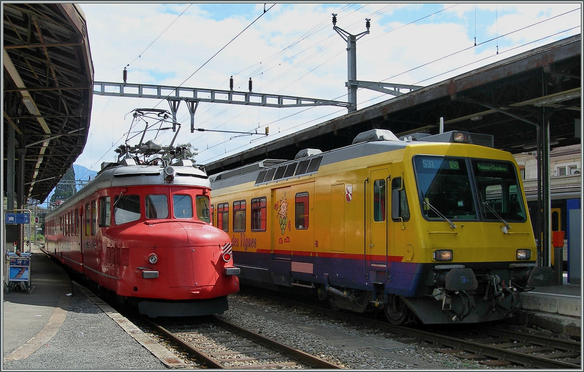 Wait in Vevey his departur times: The RAe 4/8 1021  Churchill  and the  Train des Vignes  (Vineyard train).
14. 04.2006