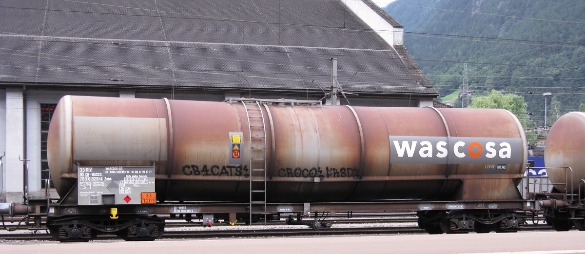 Wascosa Tank Wagon in a unit train made of A-VTG / CH-Mitrag / CH-Wascosa Funnel Flow Tank Wagons, on 17th August 2010 in station Erstfeld (CH)