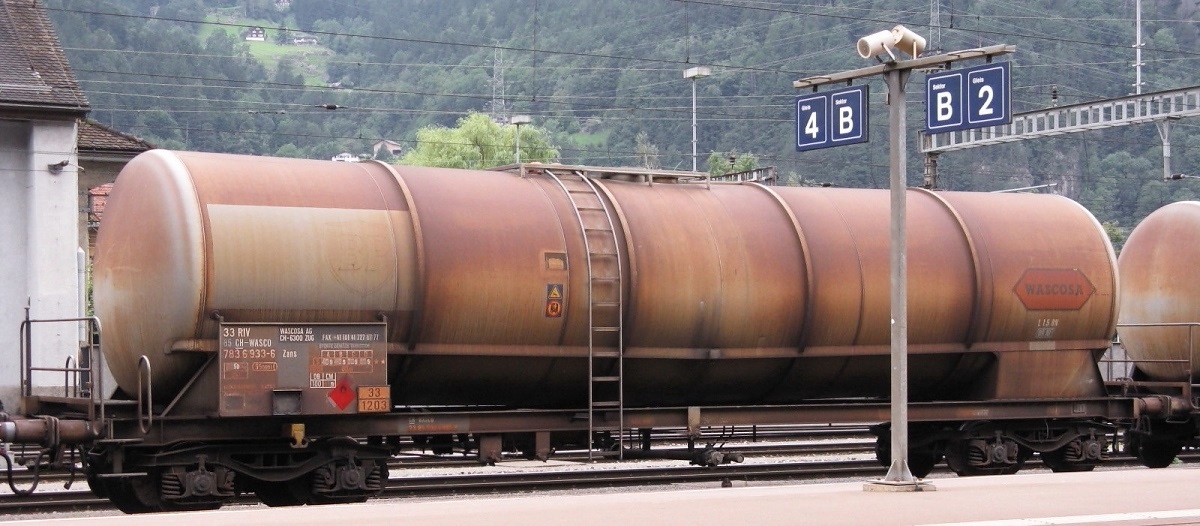 Wascosa Tank Wagon in a unit train made of A-VTG / CH-Mitrag / CH-Wascosa Funnel Flow Tank Wagons, on 17th August 2010 in station Erstfeld (CH)