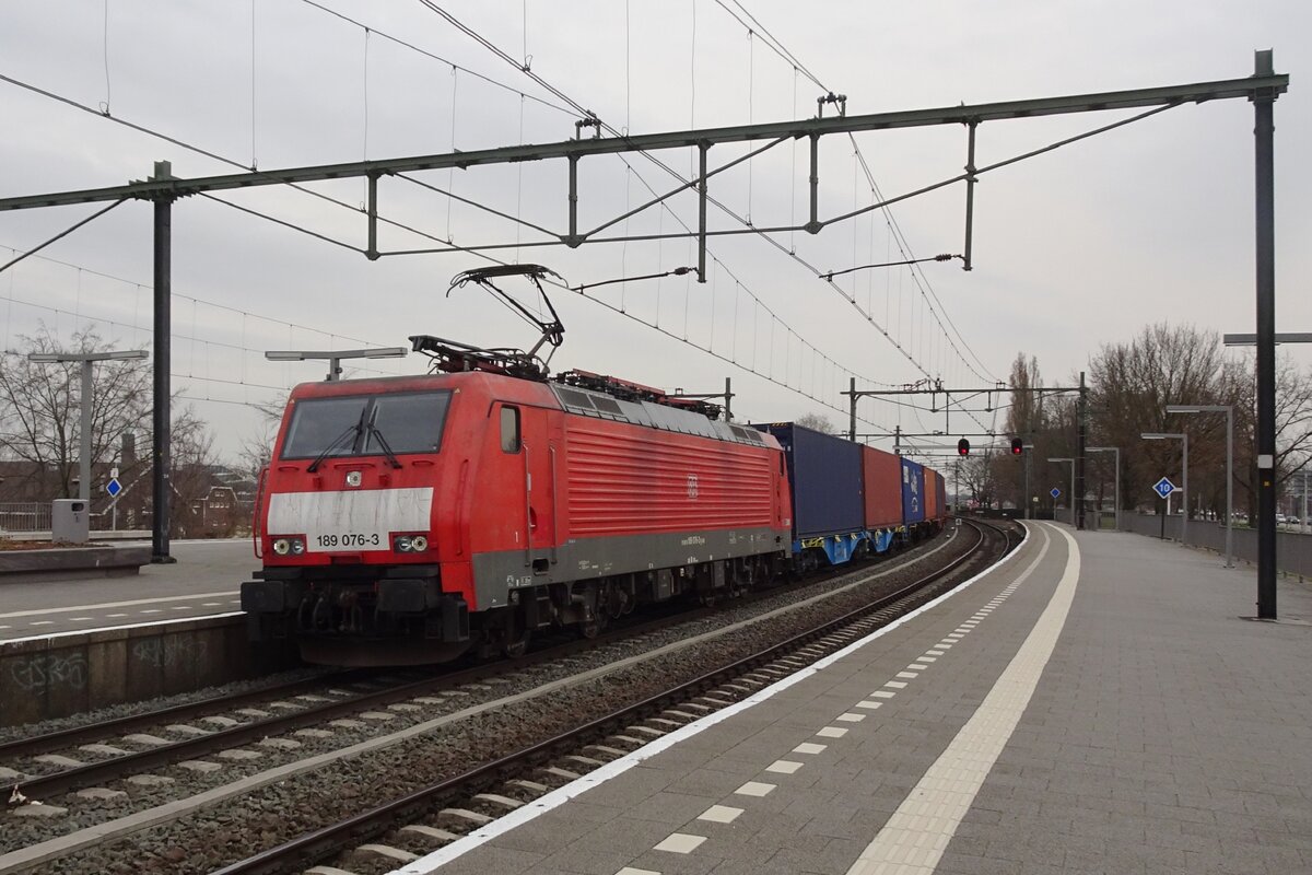 Wednesday 16 March 2022 turned grey from 15;30 on and sees 189 076 hauling a container train through Blerick under a grey sky.