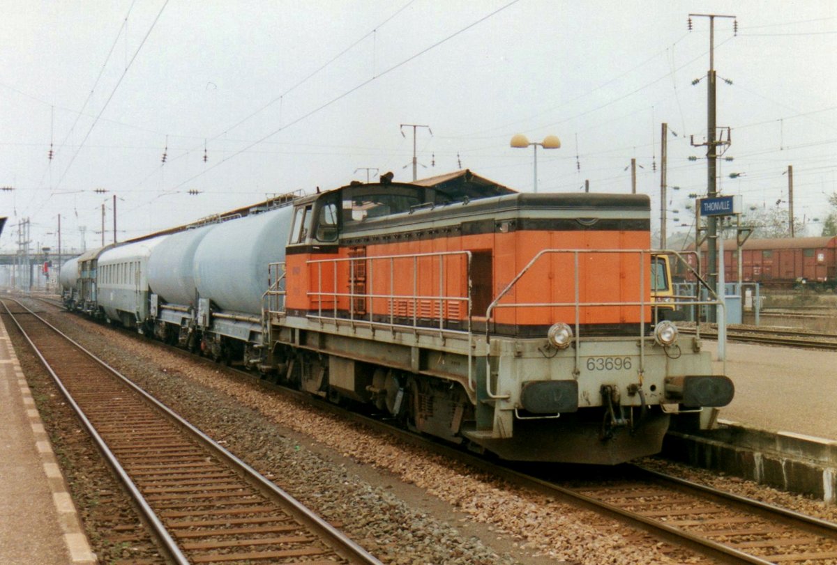 Weedkiller train headed by 63696 passes through Thionville on 19 May 2004.