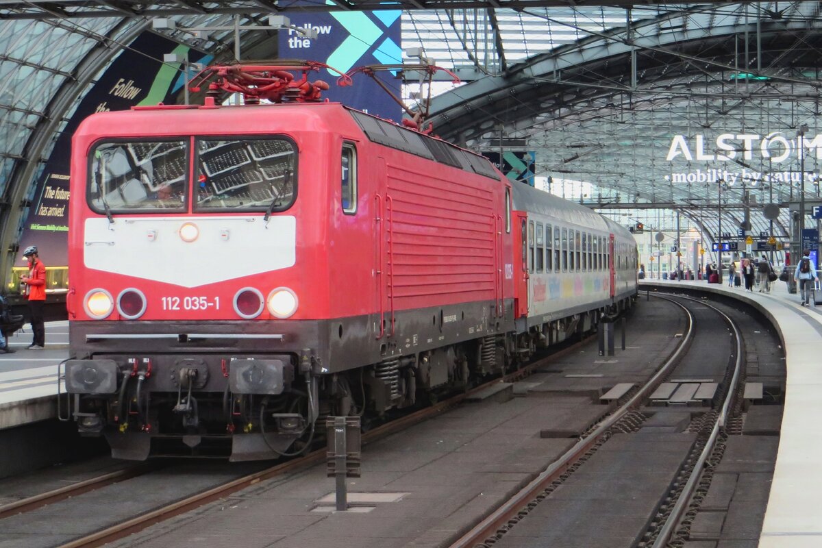 WFL 112 035 calls at Berlin Hbf with an overnight train on 19 September 2022. Class 112.0 was renumbered into the Class 114 series.