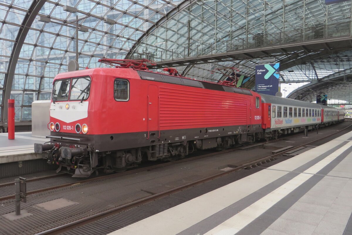 WFL 112 035 stands on 19 September 2022 at Berlin Hbf with an overnight train from Stockholm. Class 112.0 has been rebuild into Class 114, hence the category.