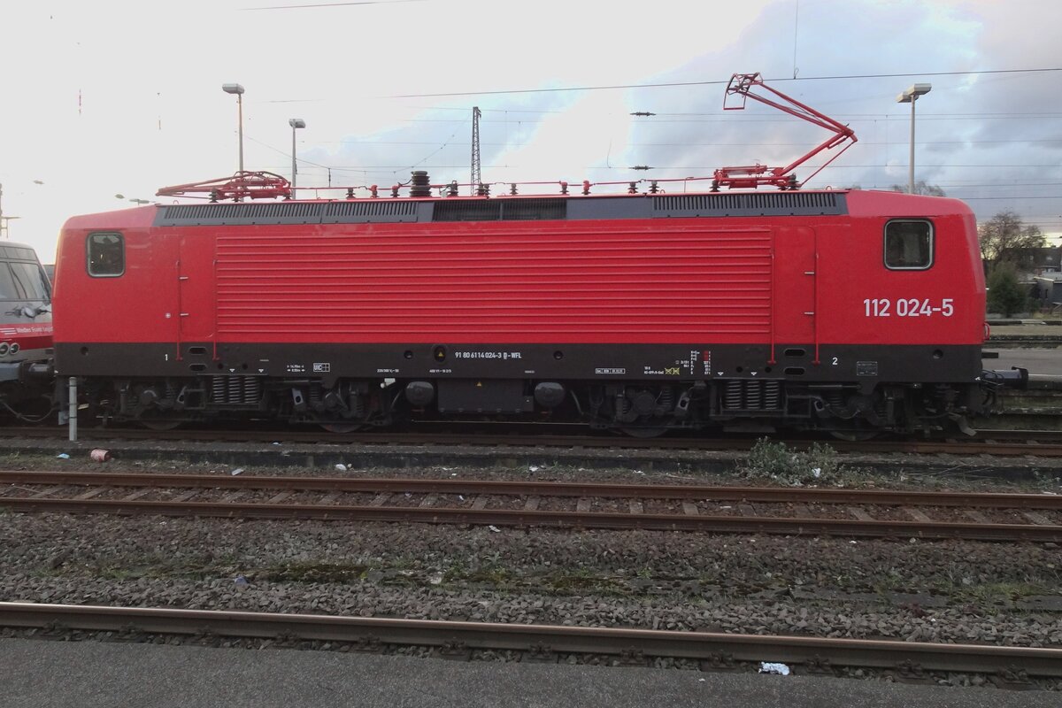 WFL 112/114 024 stands at Oberhausen Hbf on 14 February 2022. DR Class 112.0 -which body was based on the Class 143- was renumbered into the 114 series with the arrival of the DB/DR joint Class 112.1 from 1991 on. 