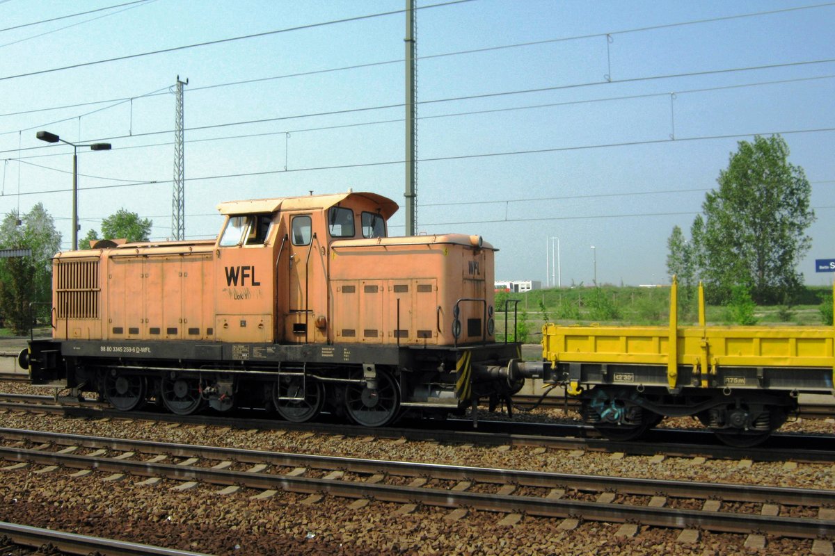 WFL Lok-4 hauls an engineering train through Berlin Schönefeld on 29 April 2011.