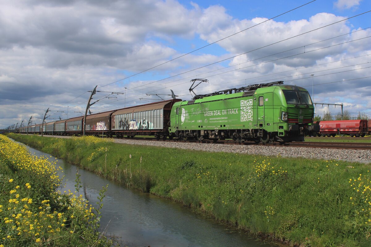 What a waste? TX Log 193 281 hauls this empty waste train through Valburg on 18 April 2024. From 2023 TX Log brings refuse trains from  Italy toward the massive incinerator at Amsterdam. 