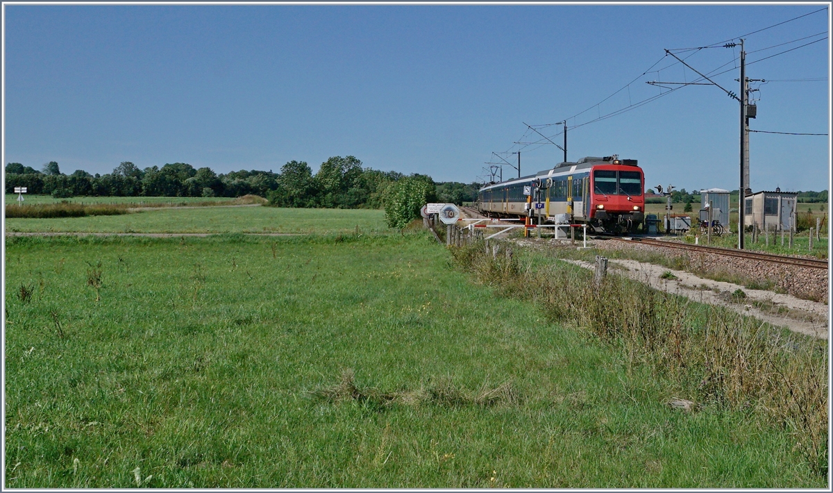What was barely visible in the previous picture now appears in full size: On the SNCF line Frasne - Les Verrières, an SBB RABe 561 NPZ is on its way to Neuchâtel as a TGV connecting train. The SBB NPZ is operating as RE 18123 on the journey from Frasne (departure 10:53) to Neuchâtel (arrival 11:53) at the level crossing PN 17 between La Rivière - Drugeon and Ste-Colombe in the French Jura.

Unlike the EW I coaches that run to Domodossola, the EW I used here comply with international regulations and are approved for France, albeit probably only on this route.

August 21, 2019

Aug. 21, 2019