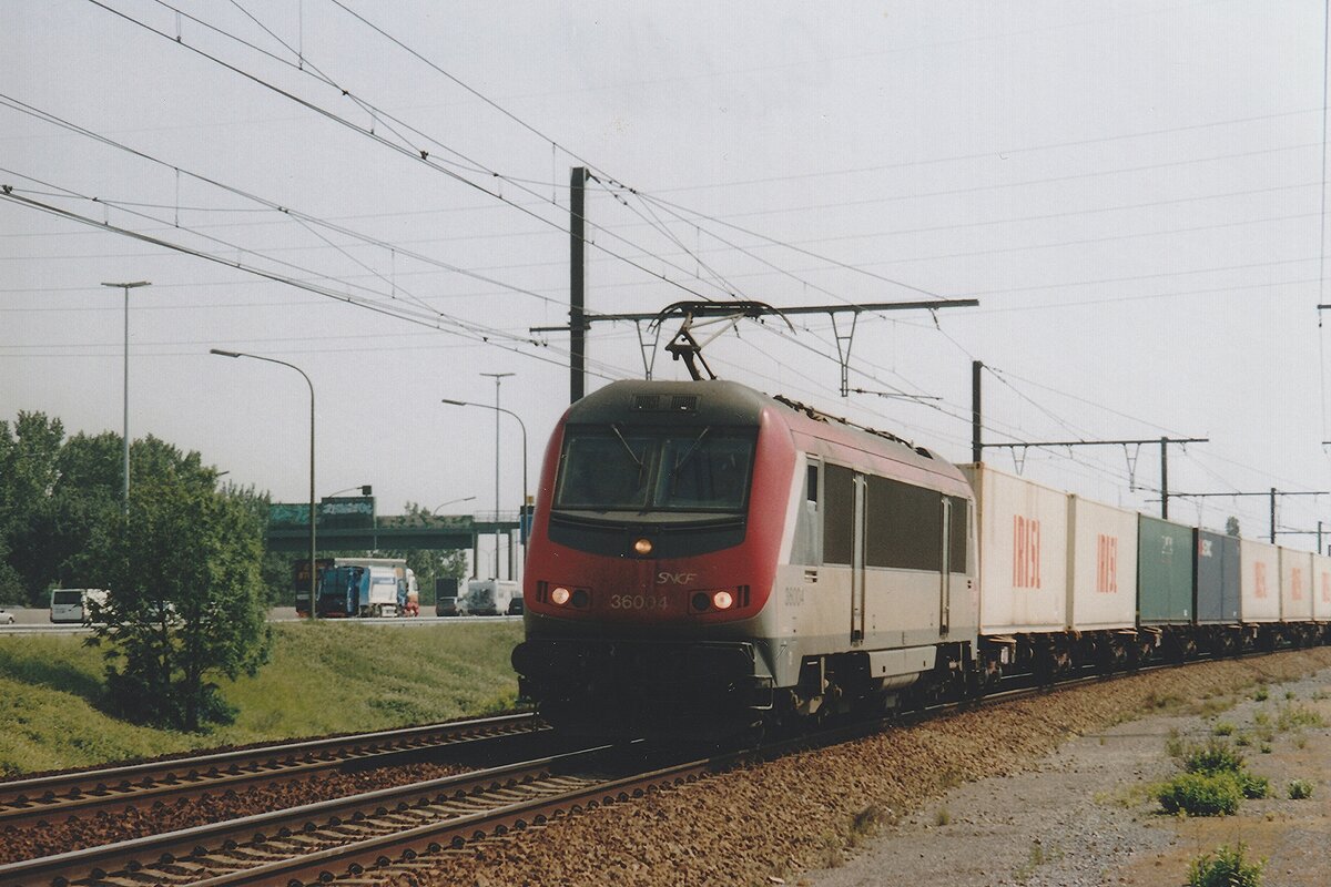 When Astrides strode on Belgian territority: on 13 June 2006 SNCF 36004 hauls a container train from Somain through Antwerpen-Luchtbal, where the photographer awaits this interloper from the platform.